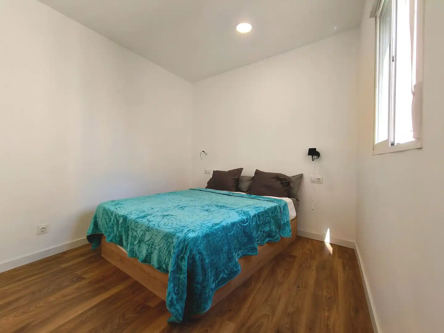 Habitación de Ático en venta en L'Hospitalet de Llobregat con Parquet, Terraza y Trastero