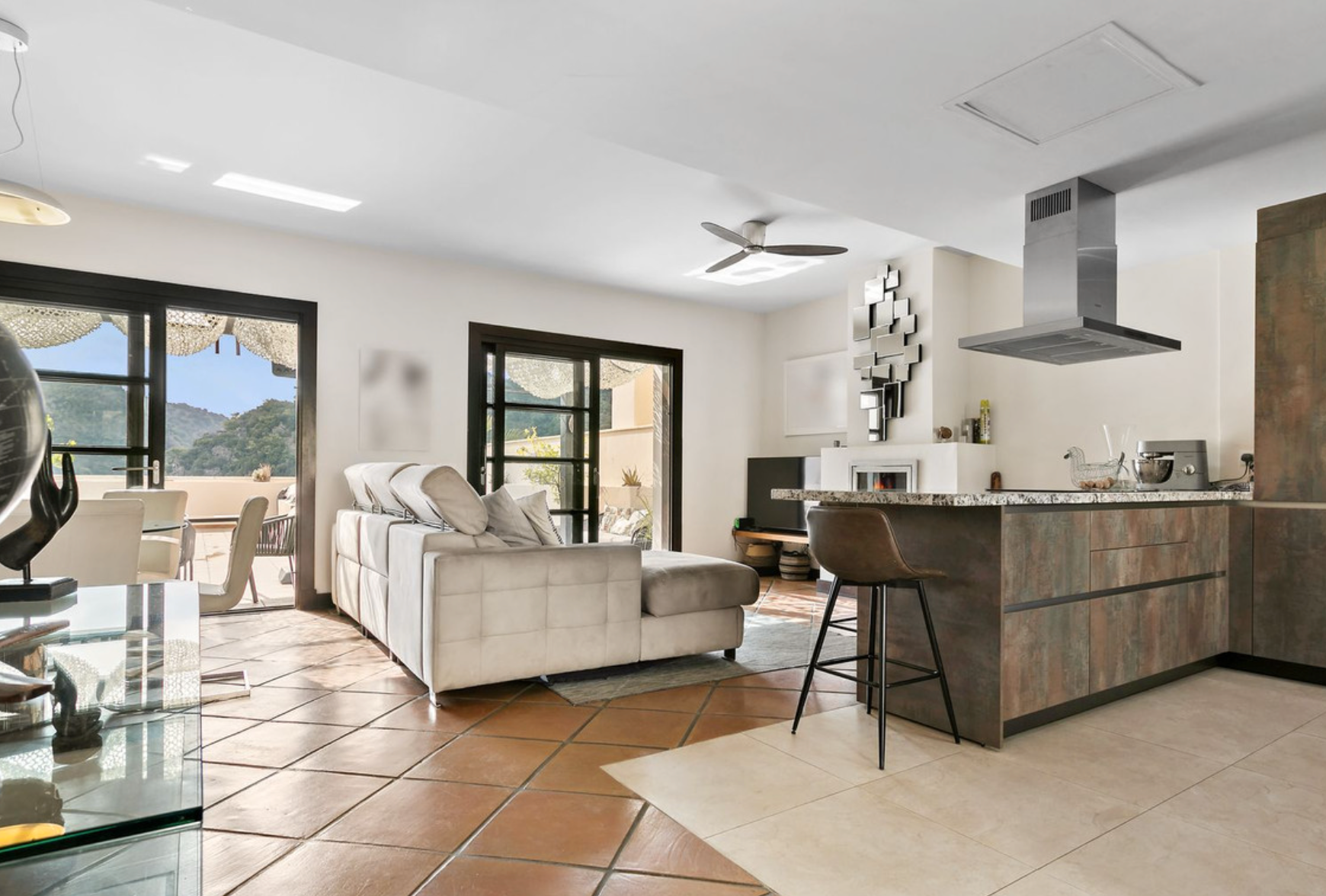 Sala d'estar de Casa adosada en venda en Benahavís amb Aire condicionat, Calefacció i Terrassa