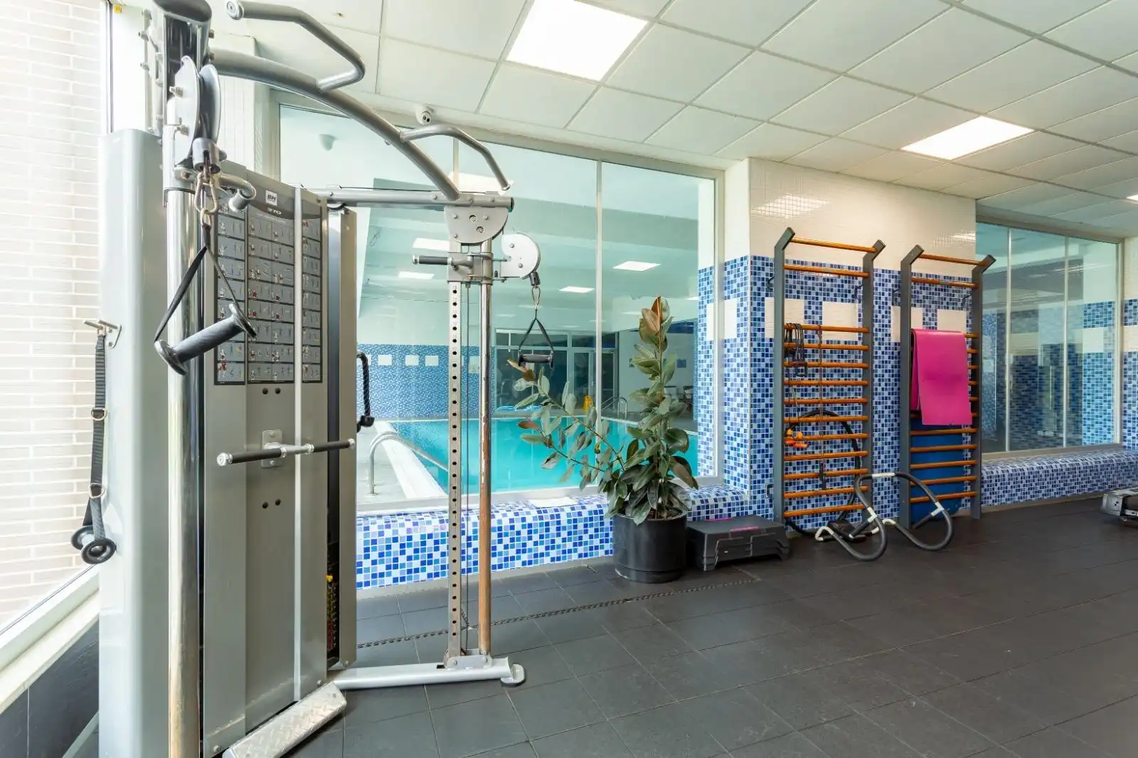Schwimmbecken von Wohnung zum Verkauf in Salou mit Klimaanlage, Privatgarten und Terrasse