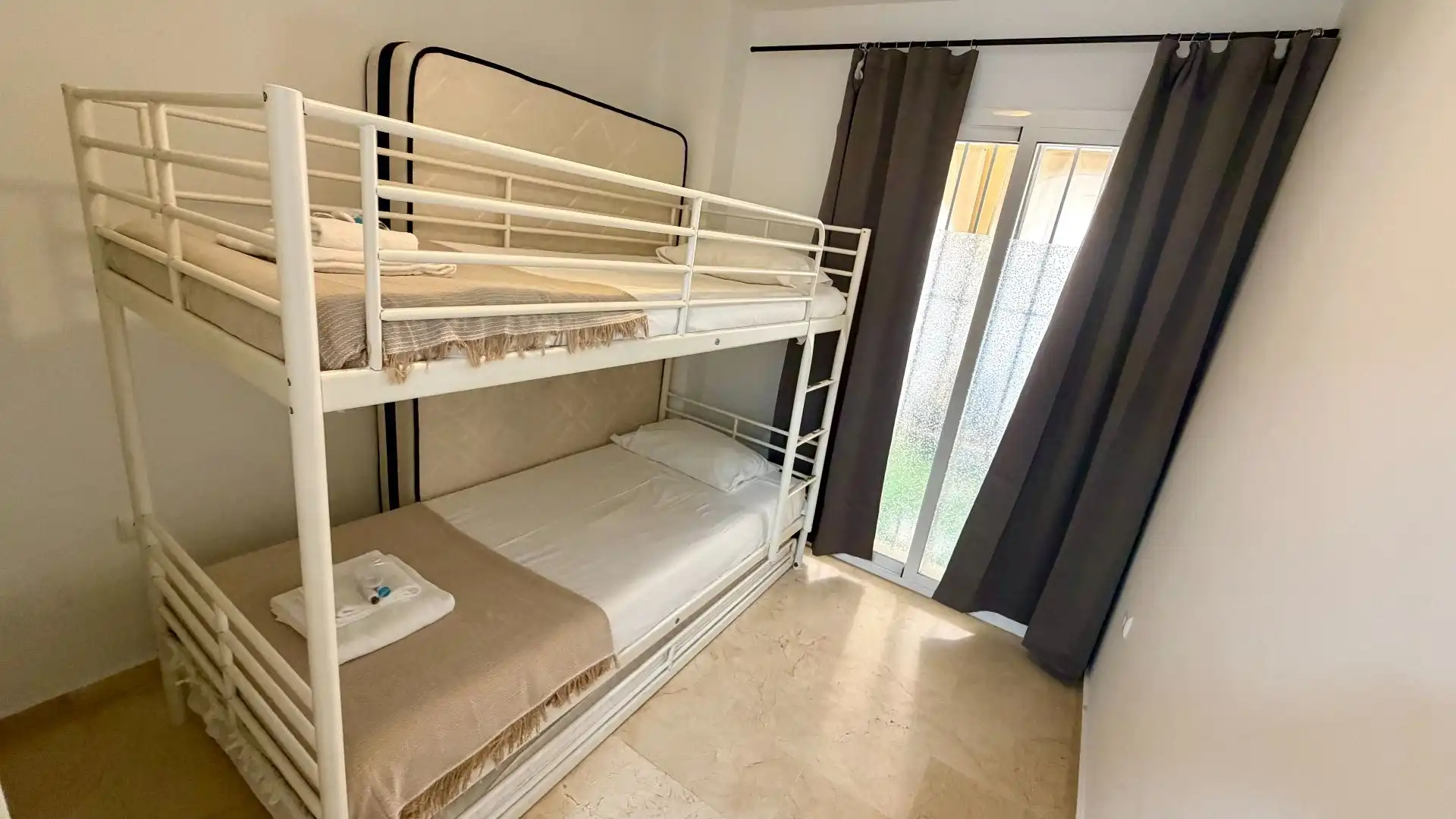 Habitación de Apartamento de alquiler en Benalmádena con Aire acondicionado, Calefacción y Terraza