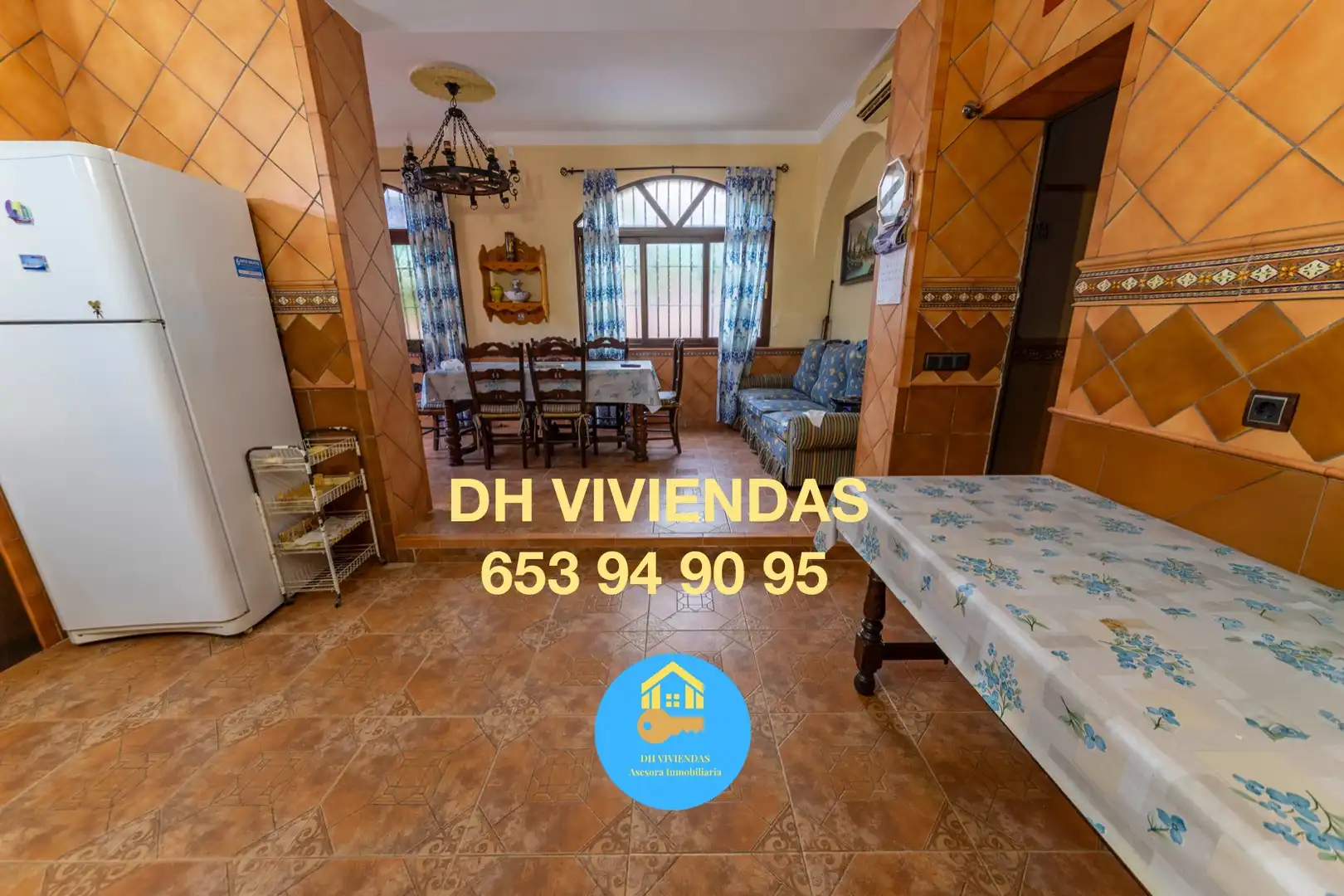 Kitchen of Houses for sale in Dos Hermanas  with Air Conditioner, Private garden and Terrace
