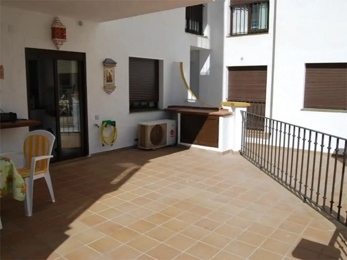 Terrasse von Wohnungen zur Miete in Manilva mit Klimaanlage, Schwimmbad und Möbliert