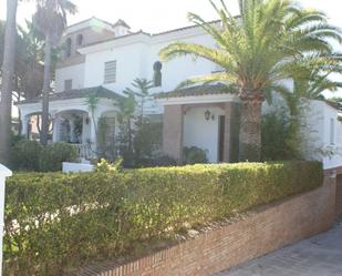 Vista exterior de Casa o xalet en venda en Chiclana de la Frontera amb Piscina comunitària