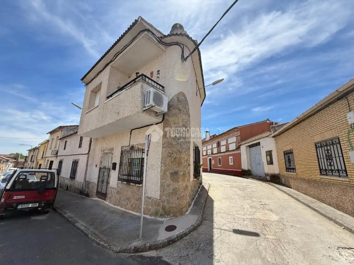 Vista exterior de Casa adosada en venta en Lucillos con Aire acondicionado y Calefacción