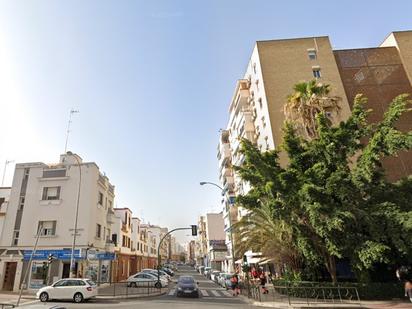 Vista exterior de Pis de lloguer en  Sevilla Capital amb Aire condicionat i Terrassa