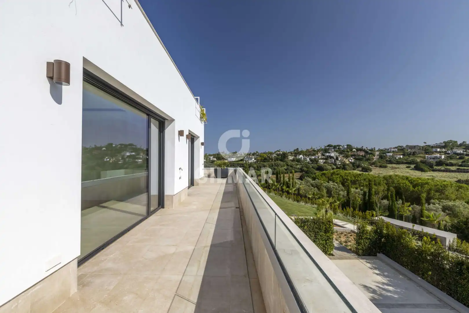 Vista exterior de Casa o xalet en venda en Sotogrande amb Calefacció, Jardí privat i Piscina