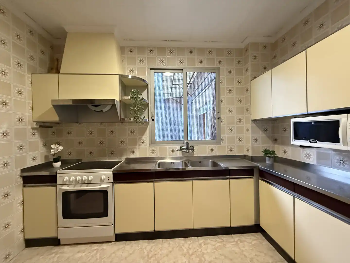 Küche von Einfamilien-Reihenhaus zum Verkauf in La Pobla del Duc mit Klimaanlage, Heizung und Terrasse