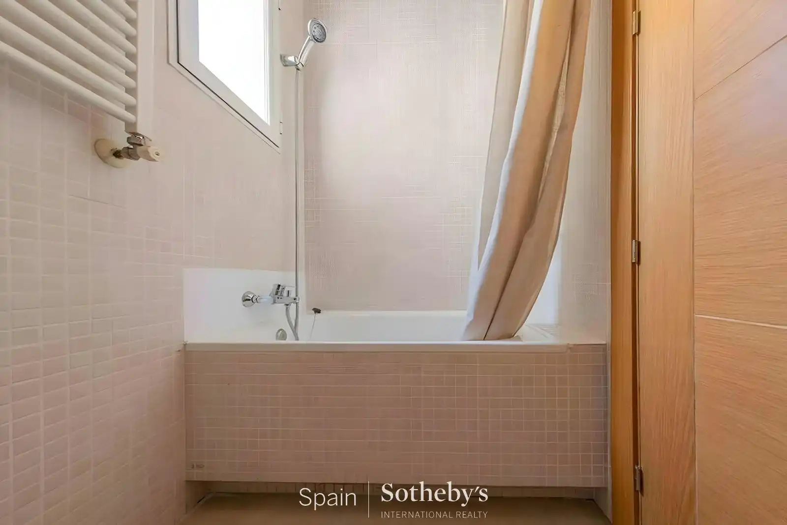 Bathroom of Apartments for sale in Madrid  with Air Conditioner, Heating and Terrace