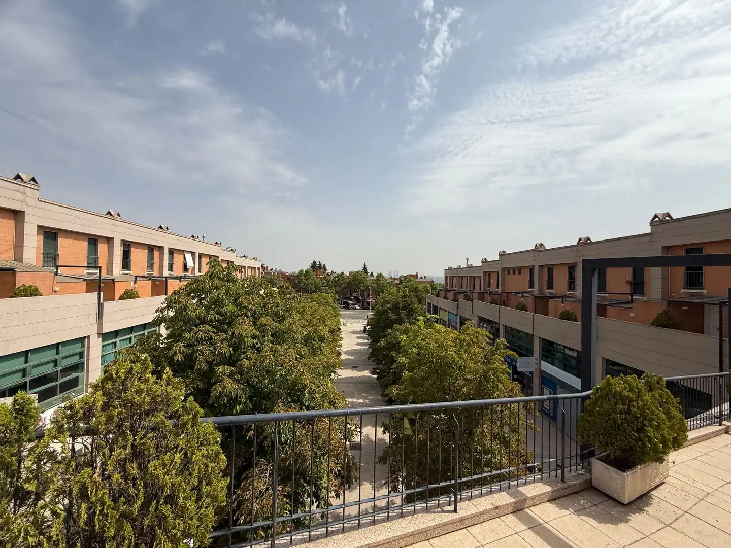 Vista exterior de Dúplex en venta en Pozuelo de Alarcón con Aire acondicionado, Trastero y Piscina comunitaria