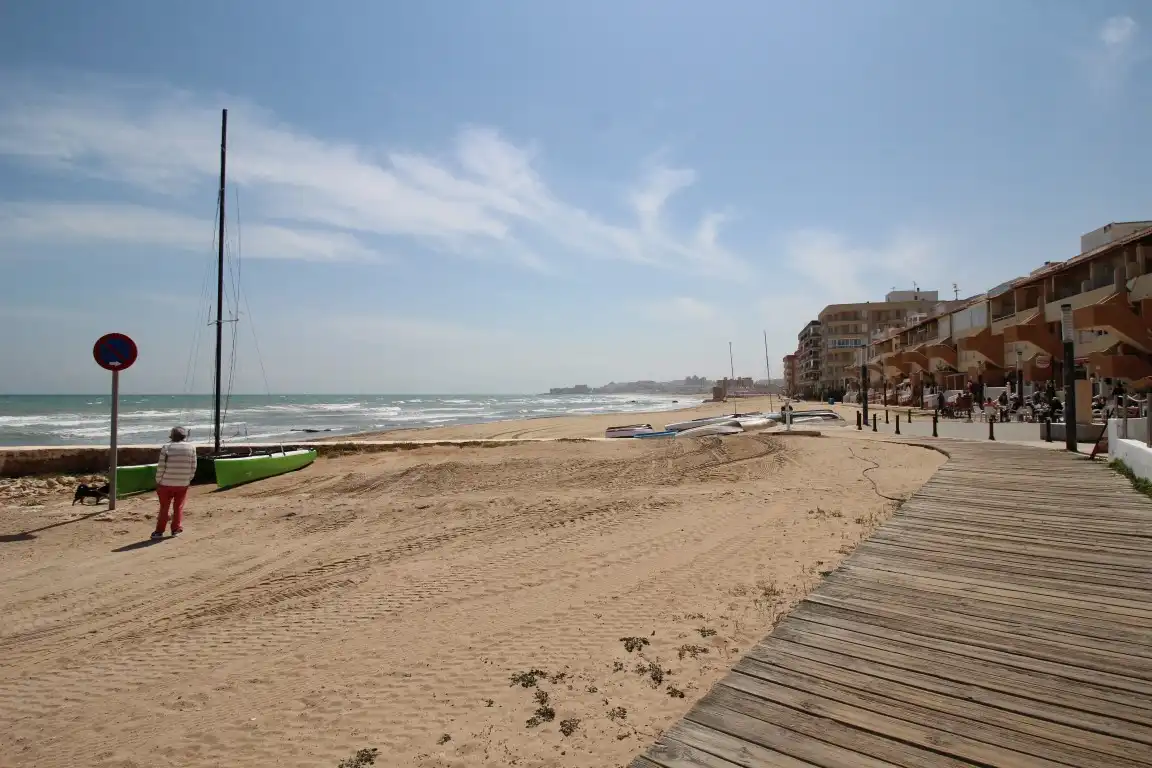 Vista exterior de Estudi en venda en Torrevieja amb Aire condicionat, Moblat i Forn