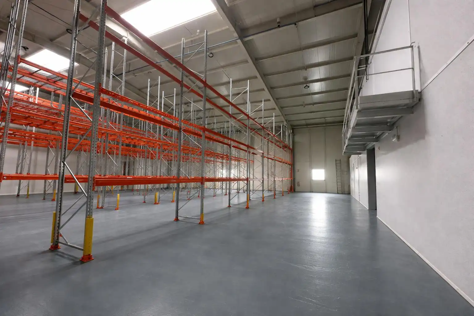 Nau industrial en venda en Mojados amb Calefacció i Alarma