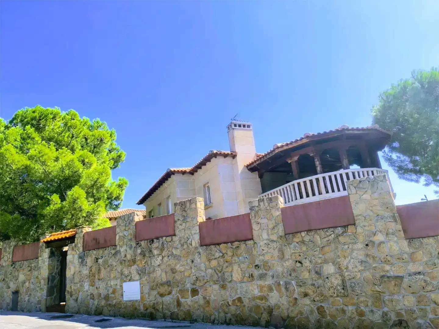 Außenansicht von Wohnung zum Verkauf in Torrelodones mit Klimaanlage, Schwimmbad und Balkon