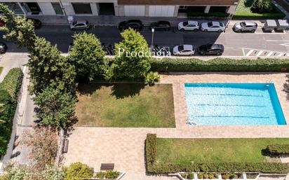 Swimming pool of Flat for sale in  Barcelona Capital  with Air Conditioner, Heating and Terrace