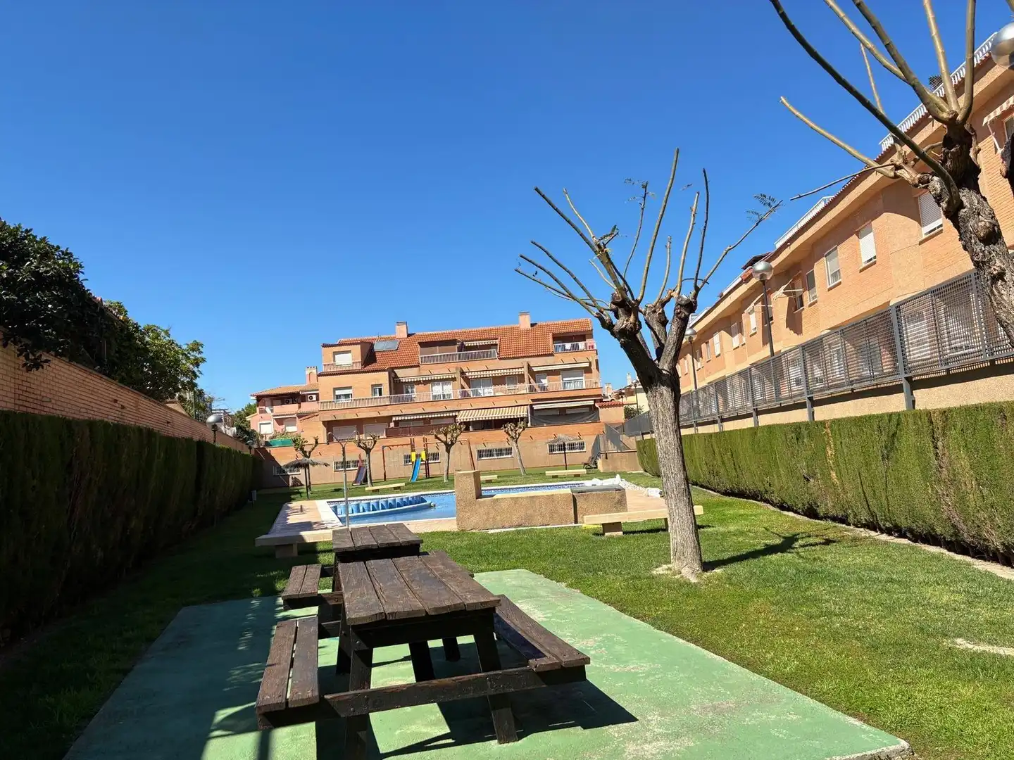 Vista exterior de Casa o xalet en venda en Alicante / Alacant amb Aire condicionat, Terrassa i Piscina comunitària