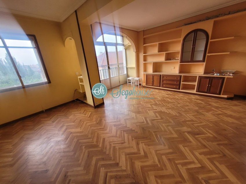 Living room of Flat for sale in Segovia Capital  with Heating, Parquet flooring and Balcony