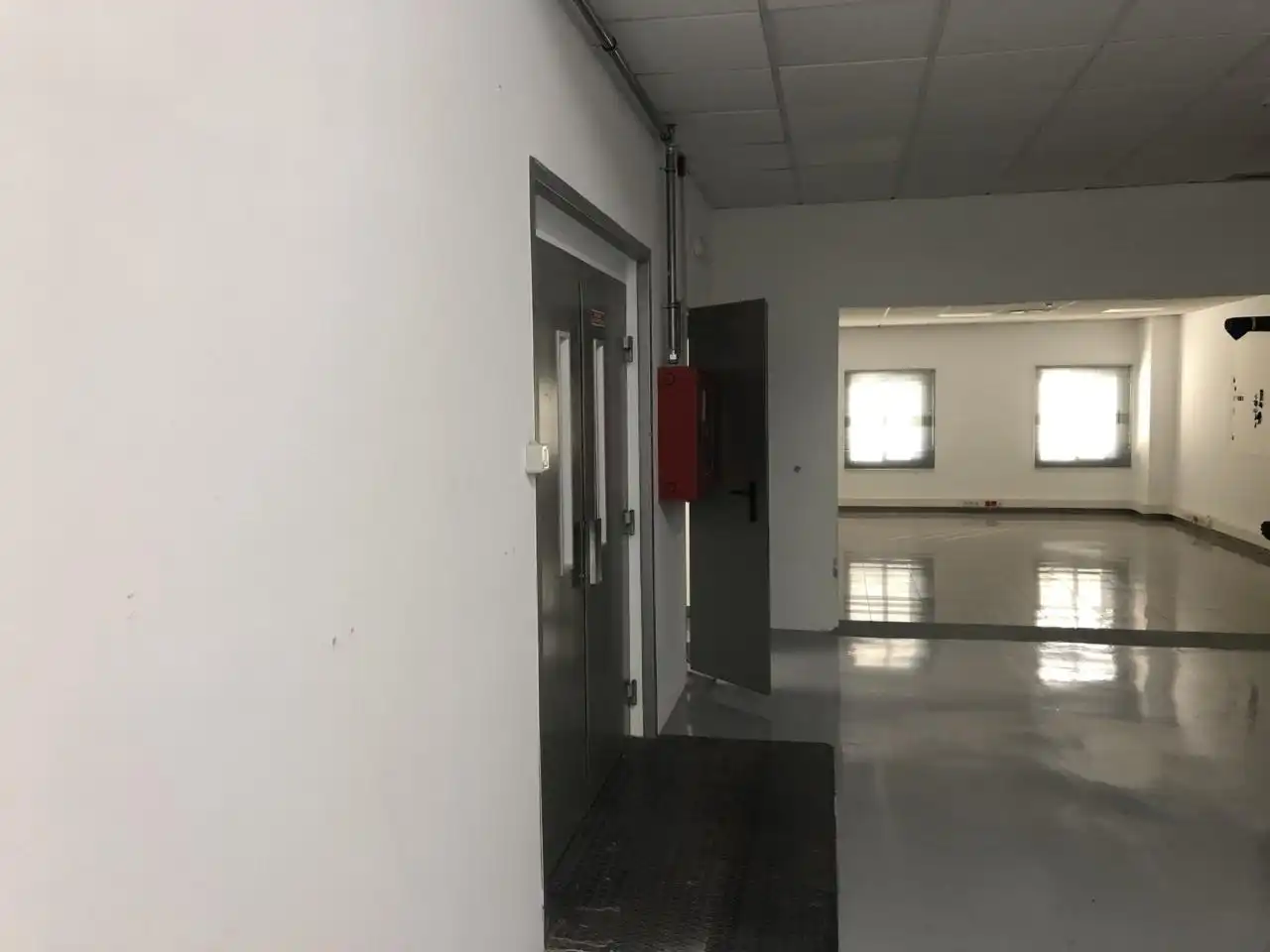 Nau industrial de lloguer en Barcelona amb Calefacció i Alarma