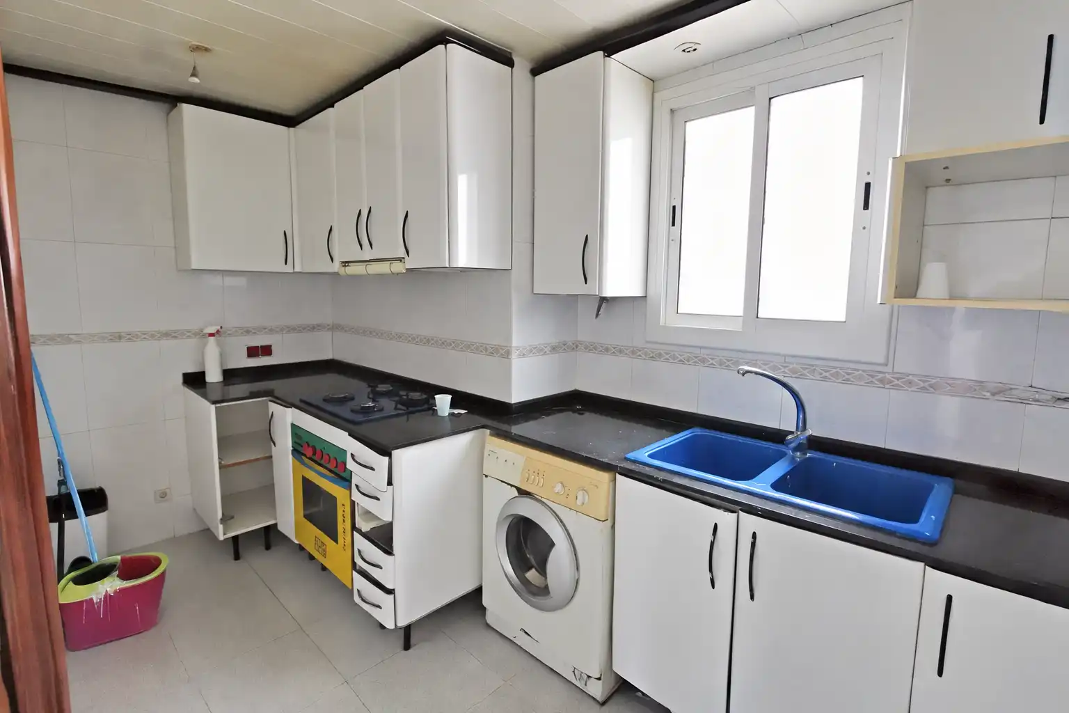 Kitchen of Flat for sale in L'Hospitalet de Llobregat