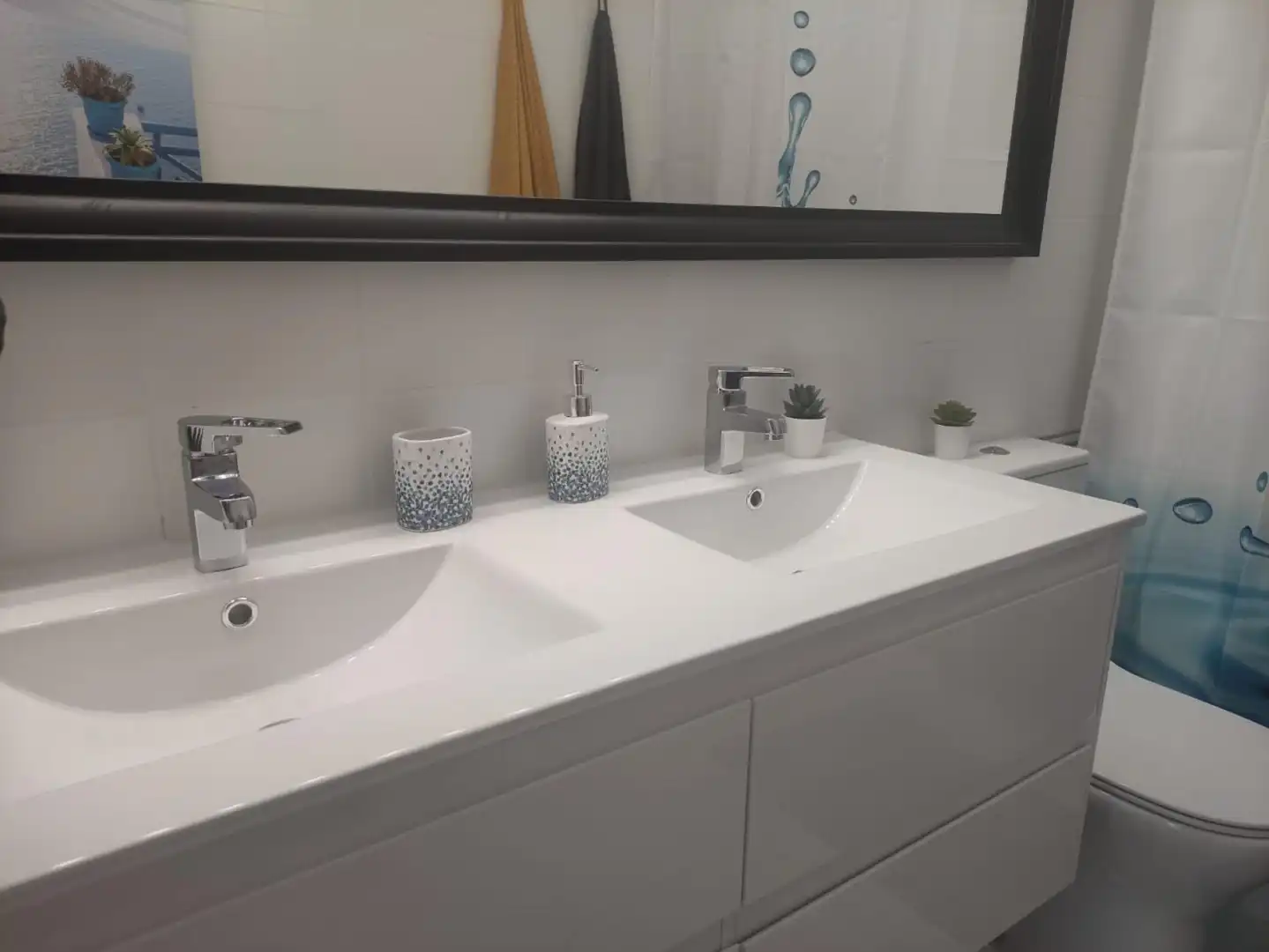 Bany de Apartament de lloguer en Sant Pere de Ribes amb Moblat, Microones i TV