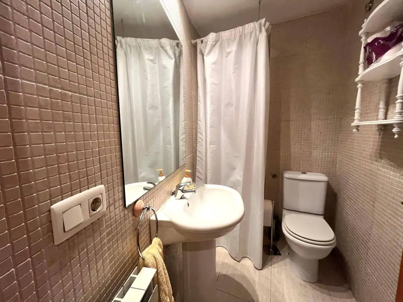 Baño de Piso en venta en Girona con Calefacción, Terraza y Amueblado
