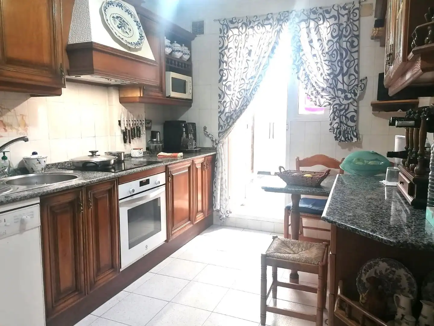 Cuina de Casa adosada en venda en El Puerto de Santa María amb Aire condicionat, Calefacció i Traster