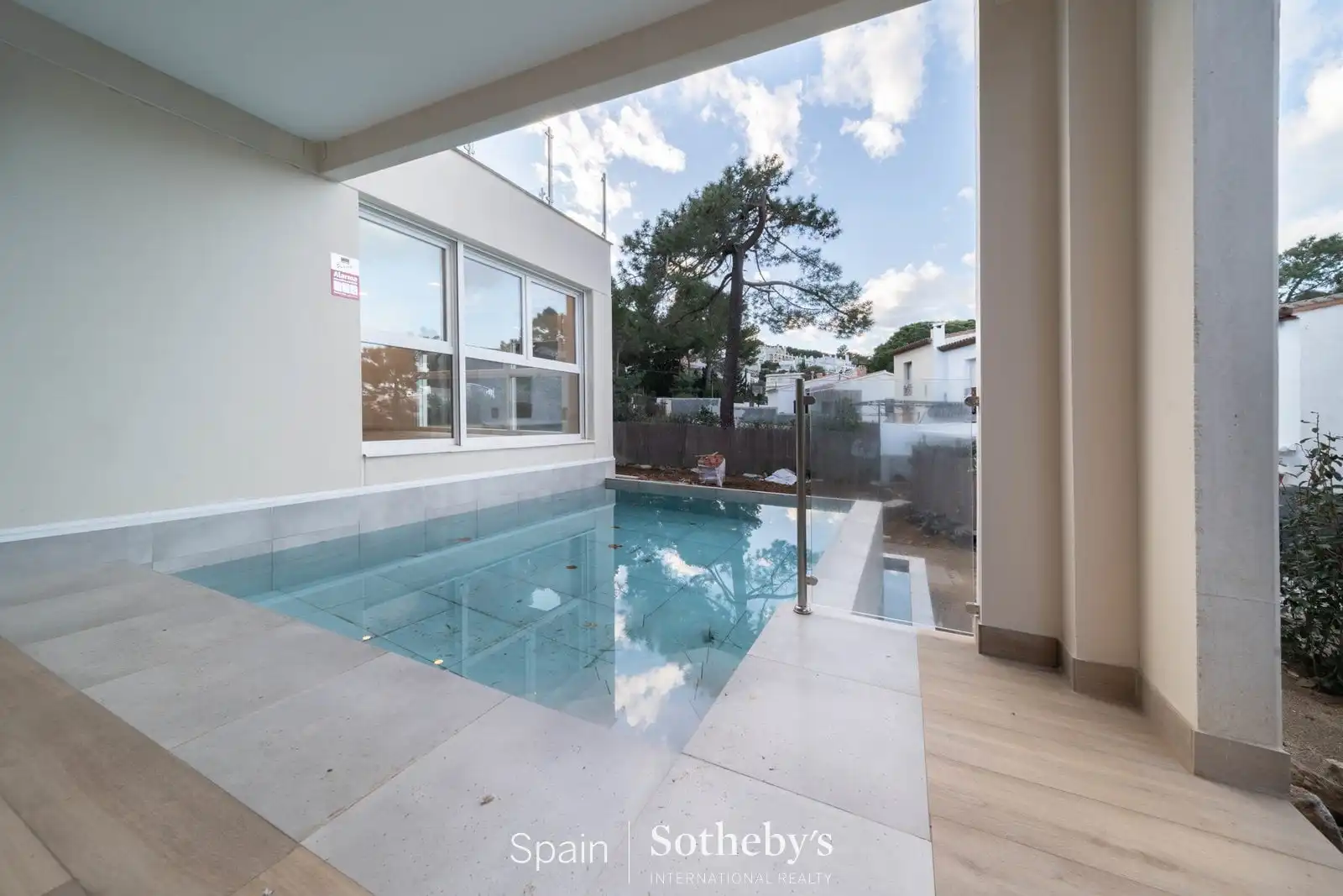 House with pool for sale in Carrer Roses