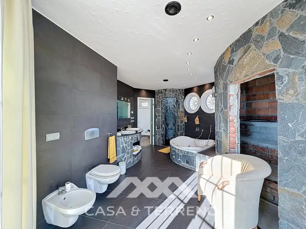 Bany de Casa o xalet en venda en Algarrobo amb Jardí privat, Terrassa i Piscina