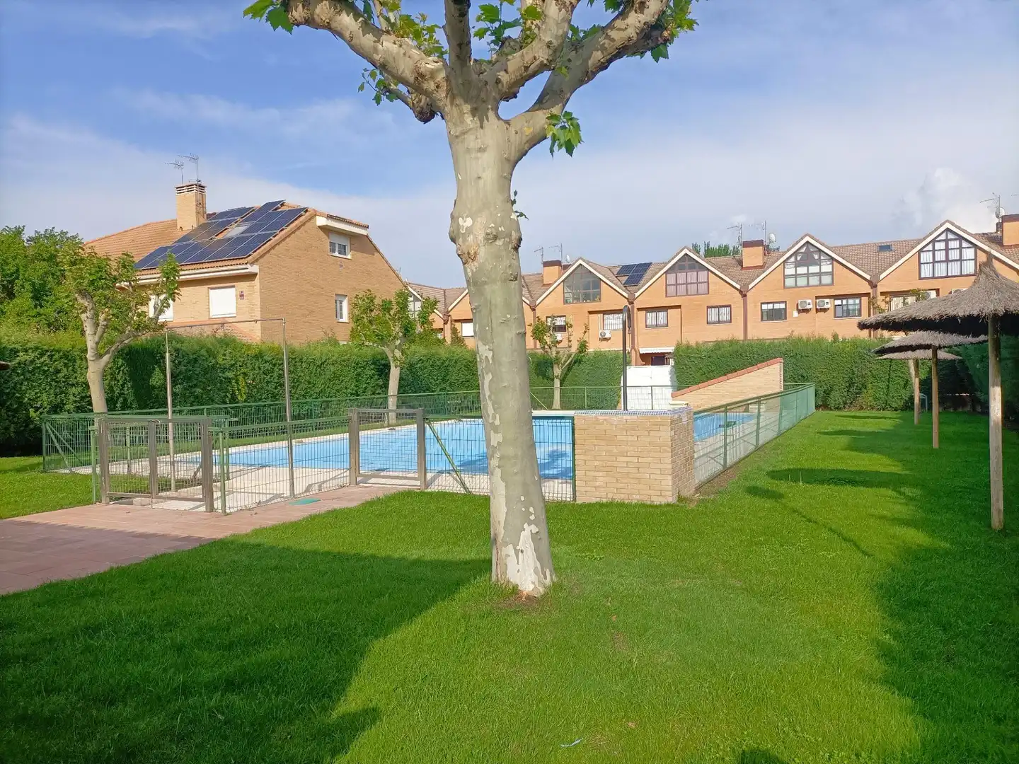 Piscina de Casa adosada en venda en Valdemoro amb Calefacció, Jardí privat i Piscina comunitària