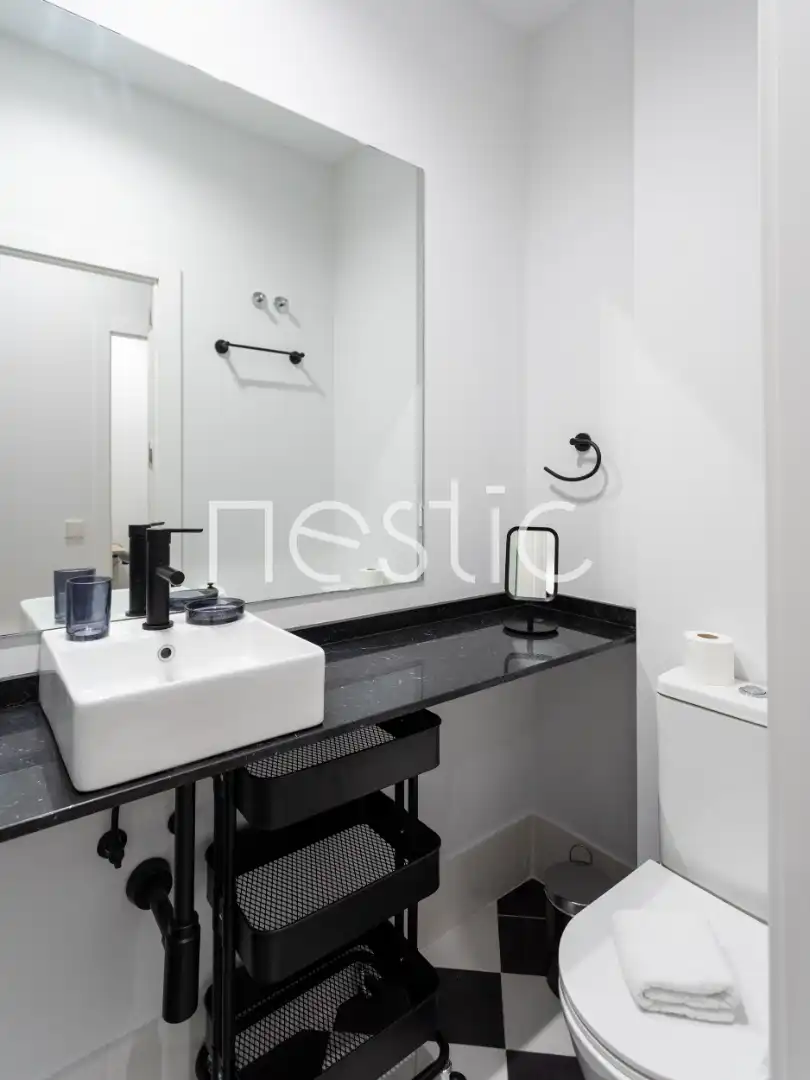 Bany de Apartament de lloguer en Madrid amb Aire condicionat, Calefacció i Moblat