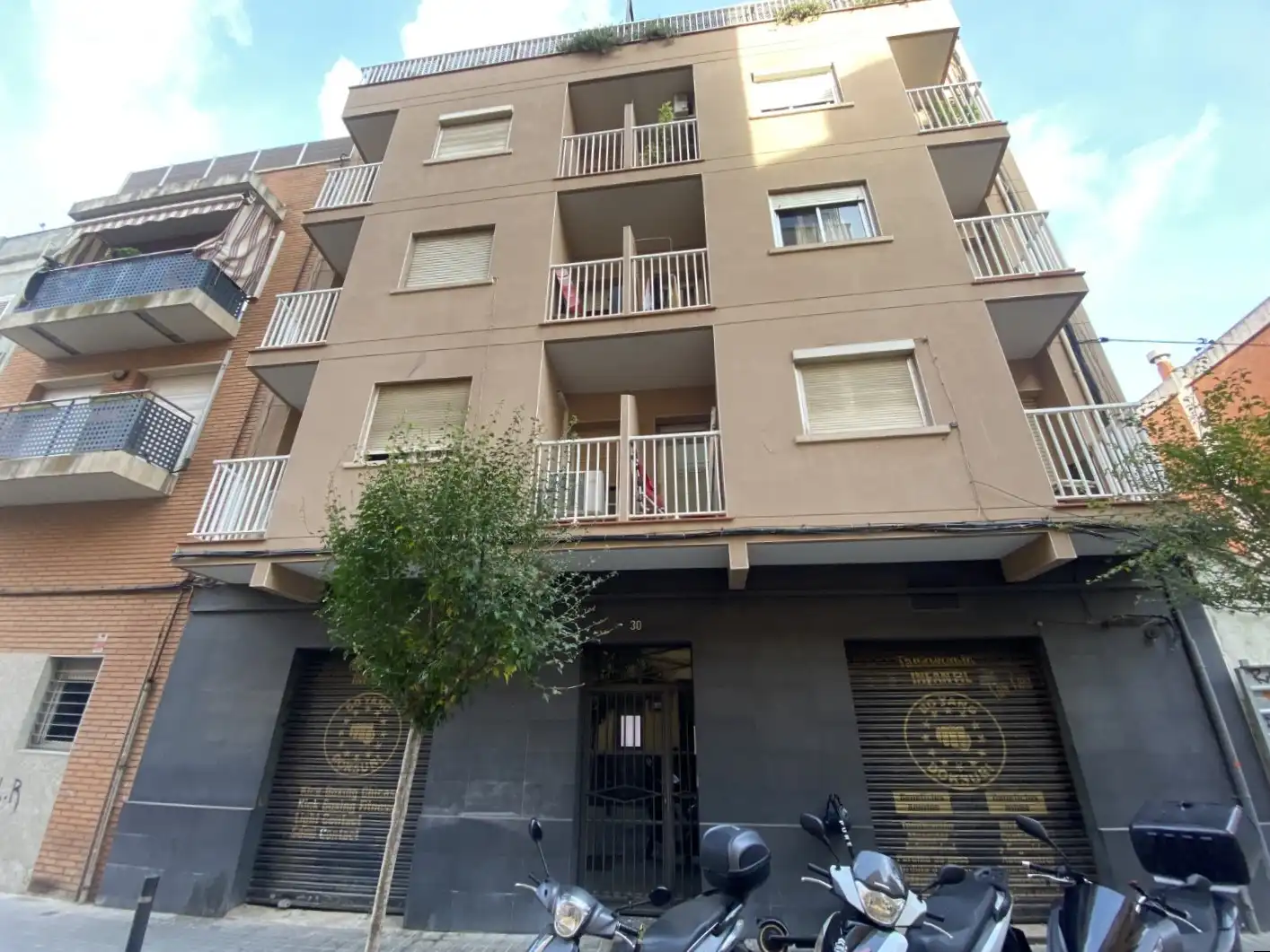 Vista exterior de Local en venta en L'Hospitalet de Llobregat