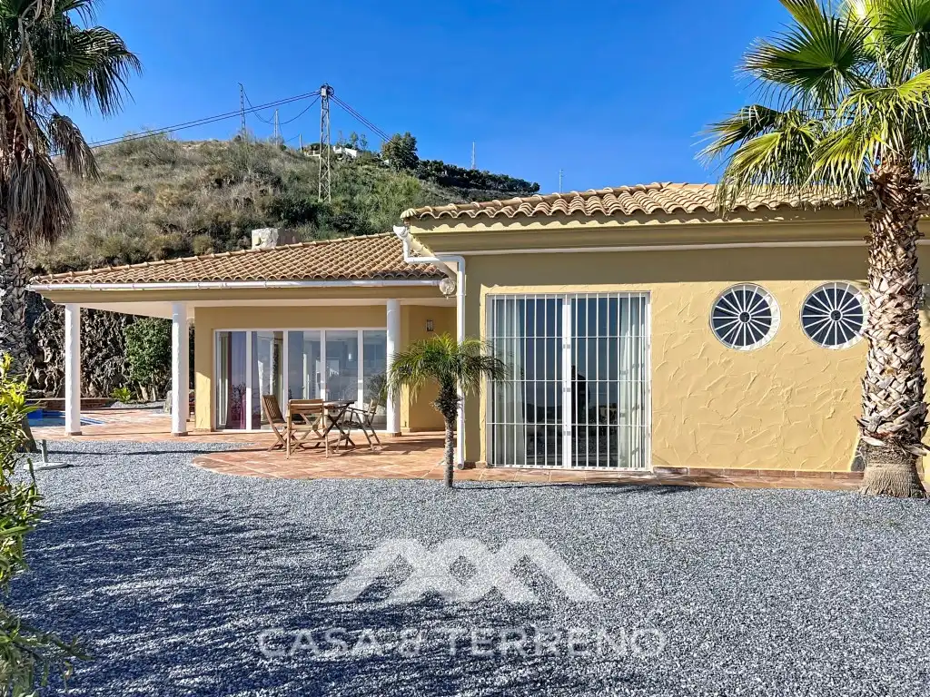 Vista exterior de Casa o xalet en venda en Algarrobo amb Jardí privat, Terrassa i Piscina
