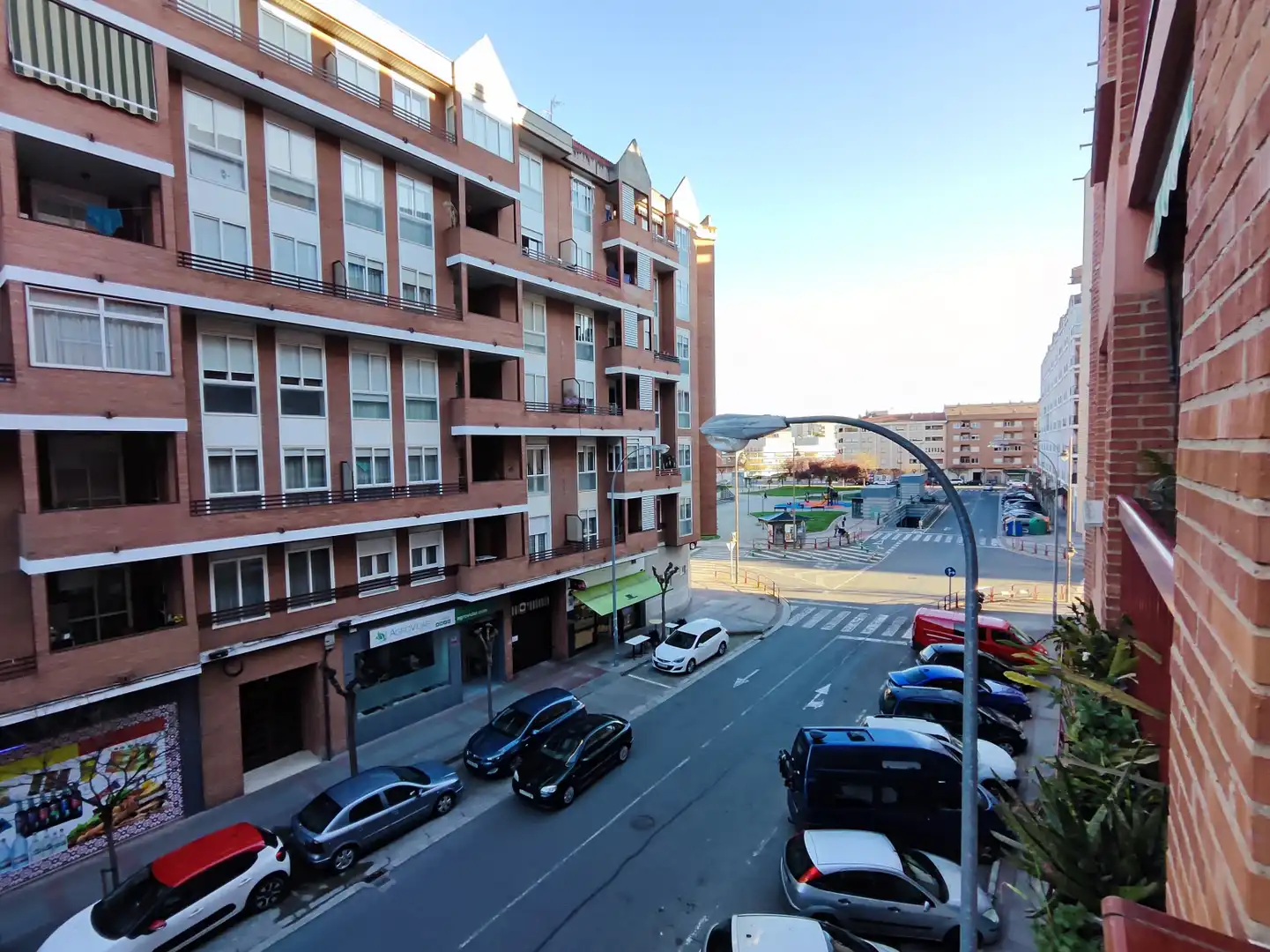 Vista exterior de Pis en venda en  Logroño amb Calefacció, Parquet i Balcó