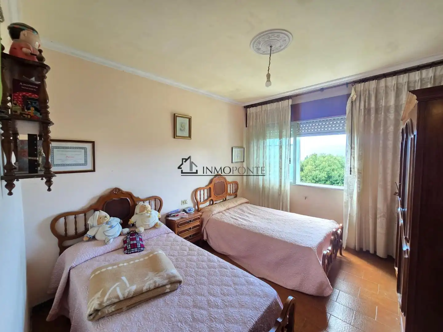 Dormitori de Casa o xalet en venda en Pontevedra Capital  amb Jardí privat