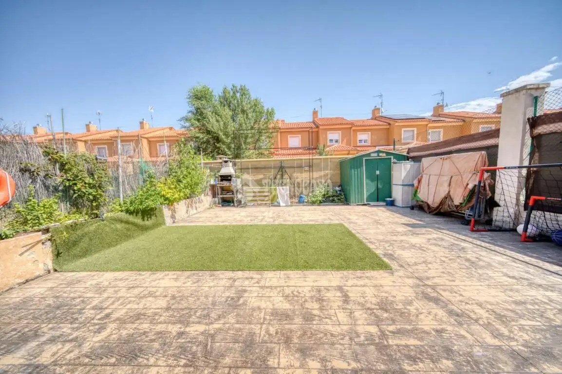 Jardín de Casa adosada en venta en Aldeamayor de San Martín con Calefacción y Jardín privado
