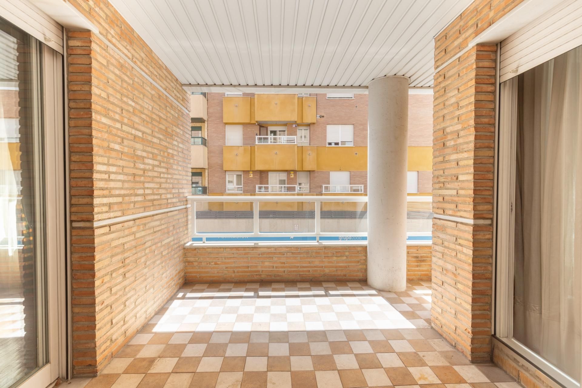 Vista exterior de Pis en venda en  Granada Capital amb Calefacció i Terrassa