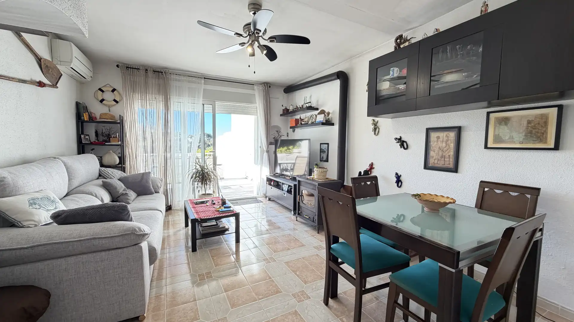 Wohnzimmer von Einfamilien-Reihenhaus zum Verkauf in Roses mit Heizung, Privatgarten und Schwimmbad