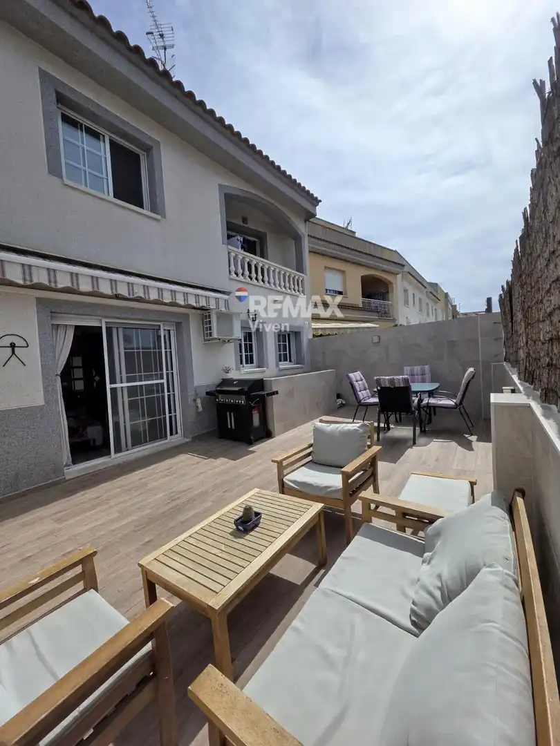 Terrassa de Casa adosada en venda en Vilanova i la Geltrú amb Aire condicionat, Jardí privat i Parquet
