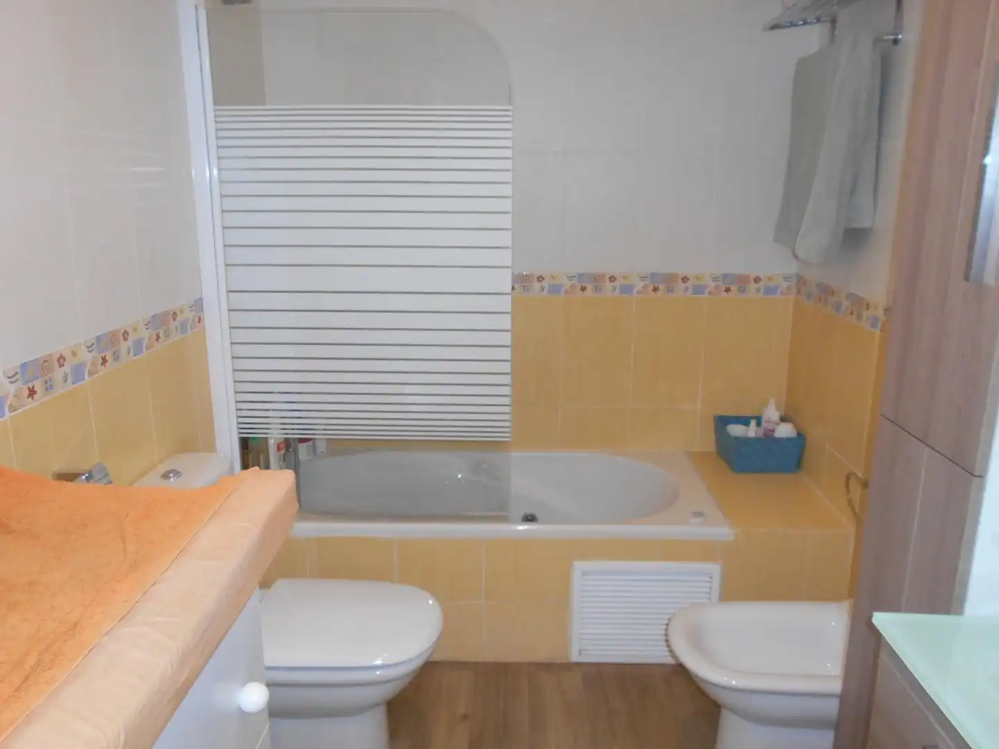 Baño de Piso de alquiler en Oliva con Aire acondicionado, Amueblado y Balcón