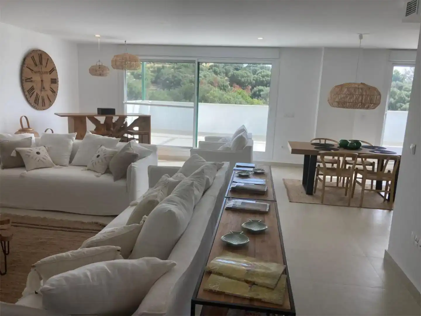 Wohnzimmer von Erdgeschoss zur Miete in Sotogrande mit Klimaanlage, Privatgarten und Schwimmbad