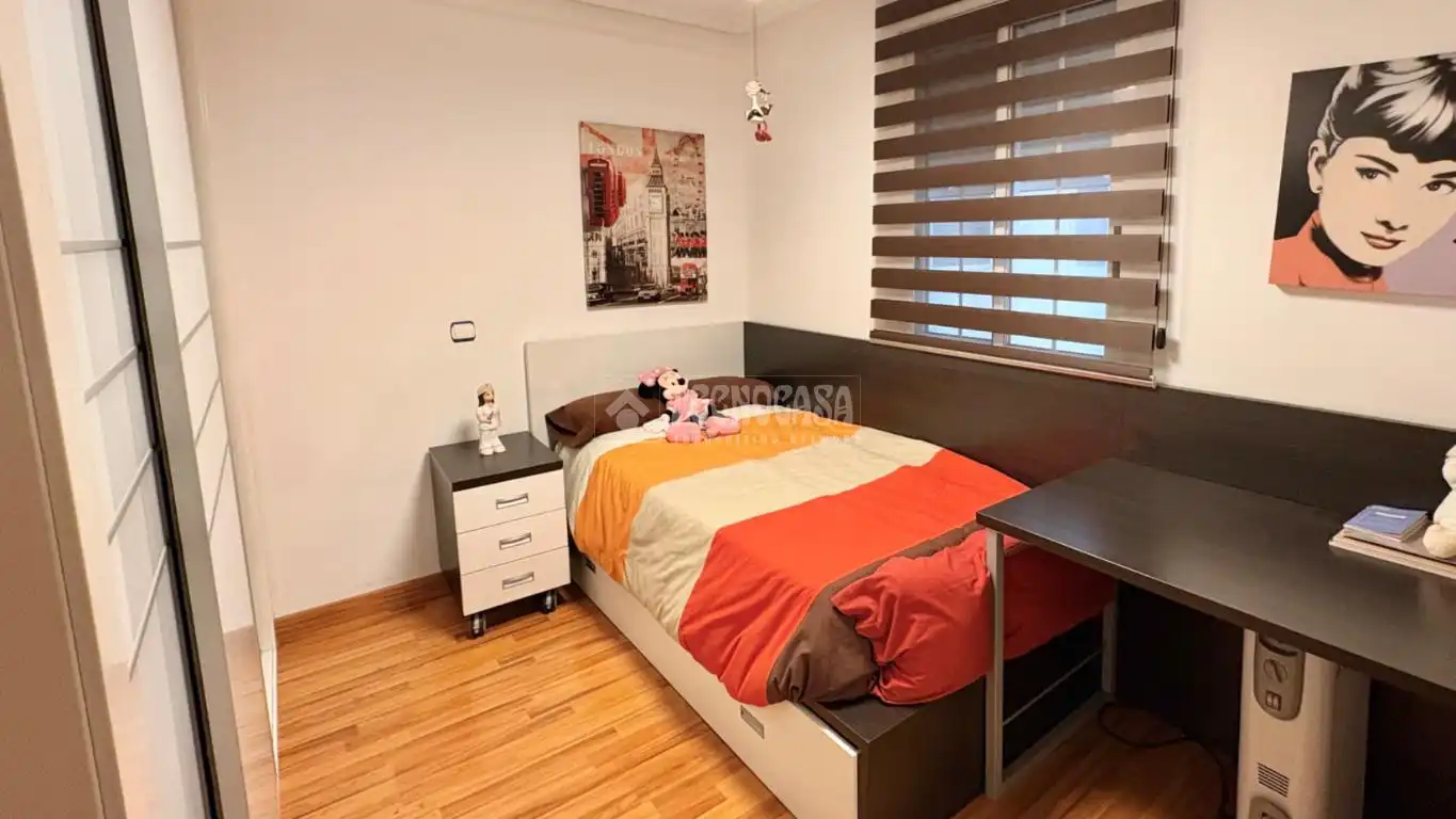 Bedroom of Flat for sale in Valencia  with Air Conditioner and Balcony