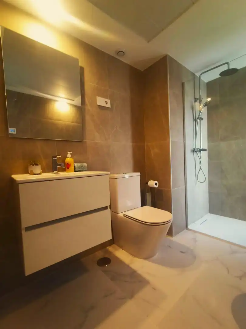 Badezimmer von Wohnungen zur Miete in Torrevieja mit Klimaanlage, Privatgarten und Terrasse