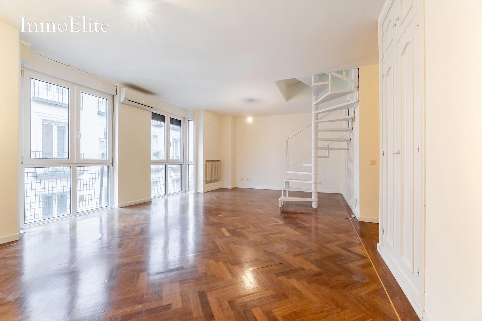 Sala de estar de Dúplex en venta en  Madrid Capital con Aire acondicionado, Calefacción y Parquet