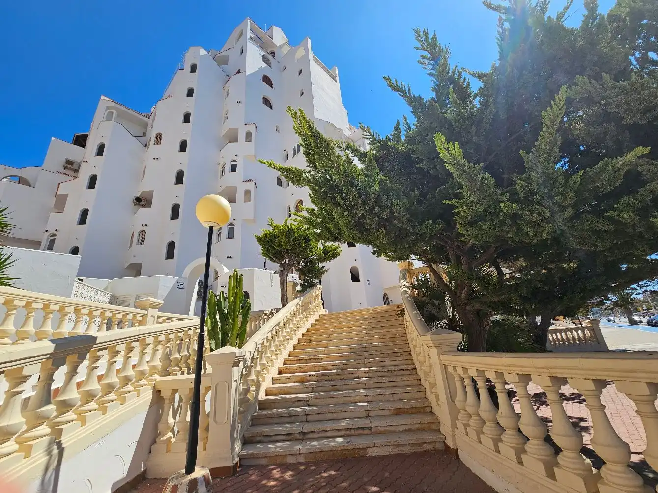 Vista exterior de Casa adosada en venda en La Manga del Mar Menor amb Jardí privat, Terrassa i Moblat