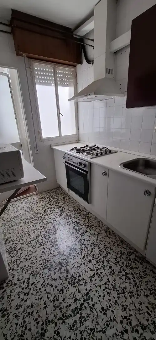 Kitchen of Flat for sale in  Sevilla Capital  with Air Conditioner, Heating and Furnished