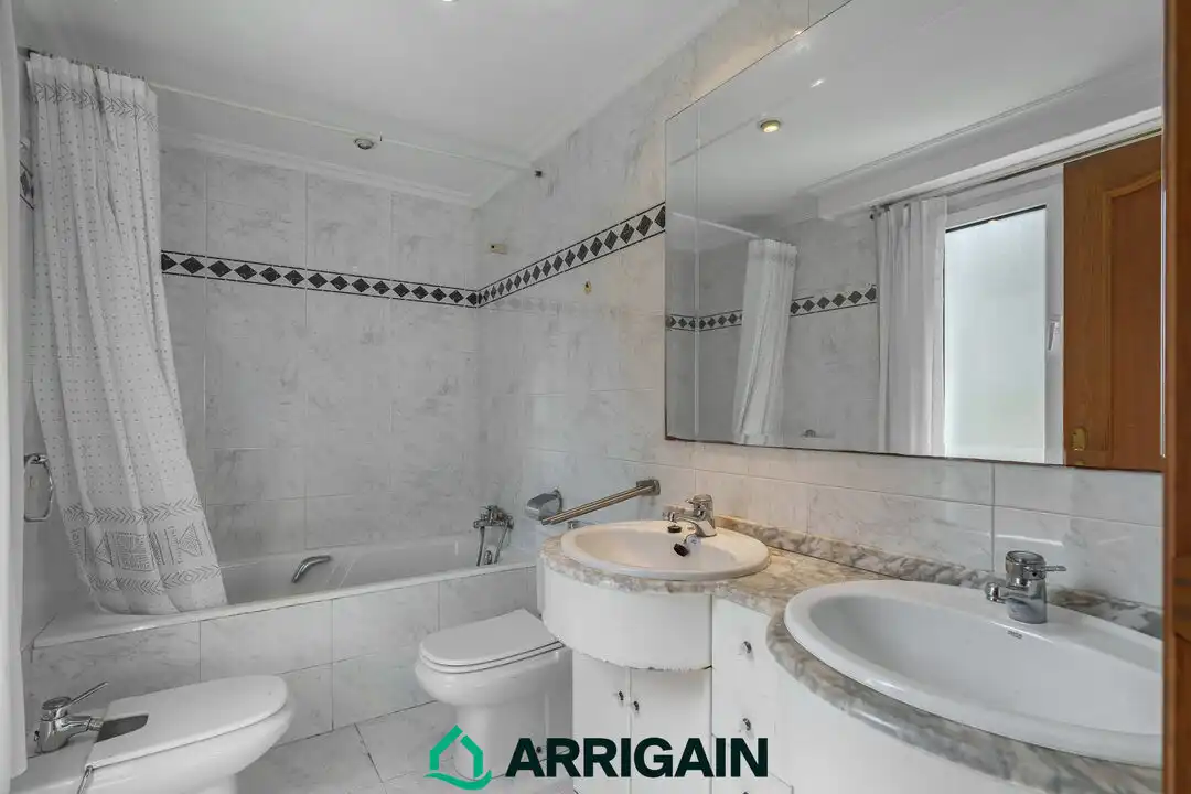 Baño de Piso en venta en Donostia - San Sebastián  con Calefacción, Terraza y Trastero