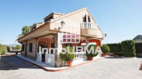 Chalet con piscina en parcela de 1.350 m²