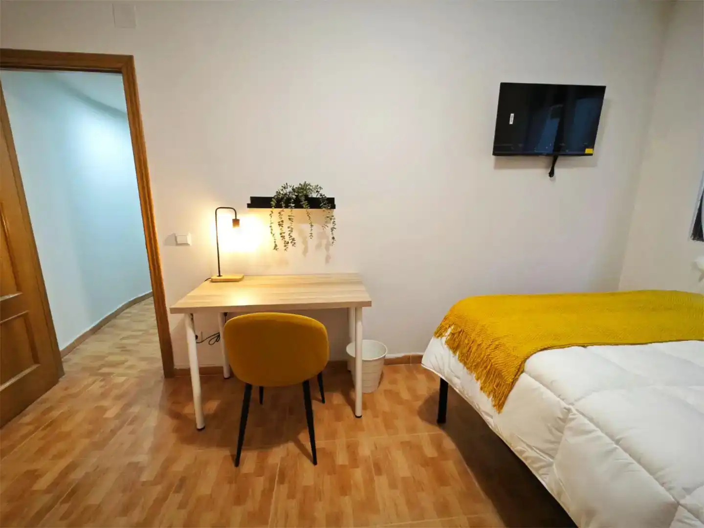 Bedroom of Flat for share in León Capital   with Storage room and Furnished