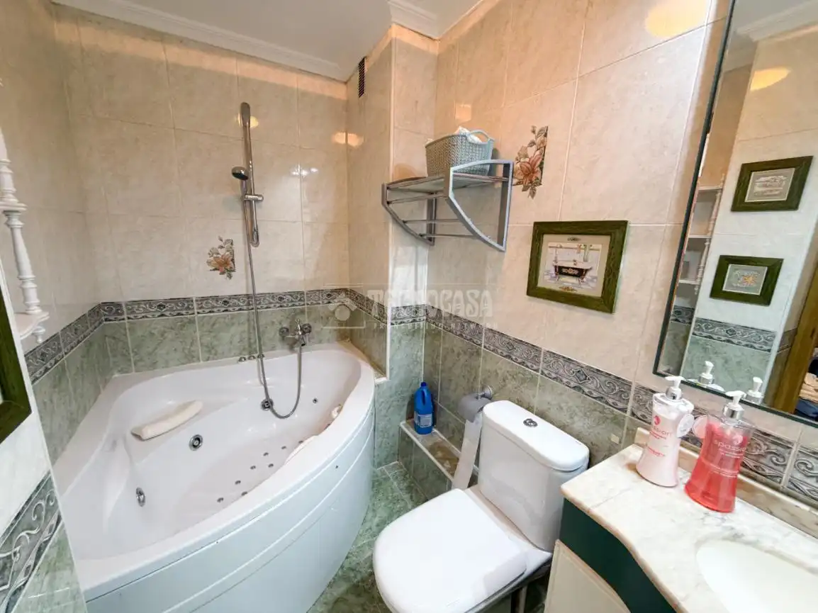 Bathroom of Flat for sale in Collado Villalba  with Air Conditioner, Heating and Parquet flooring