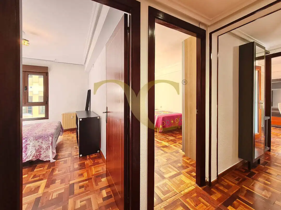 Piso en venta en Oviedo  con Calefacción, Trastero y Amueblado