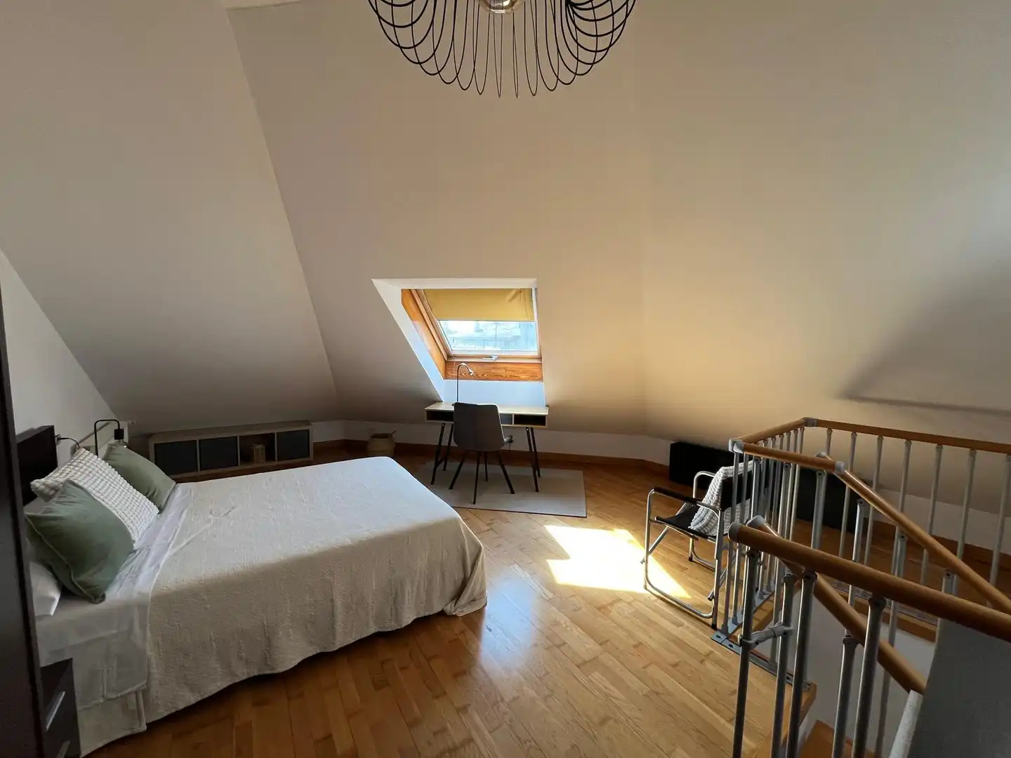 Schlafzimmer von Wohnungen zur Miete in Gijón  mit Heizung, Parkett und Abstellraum
