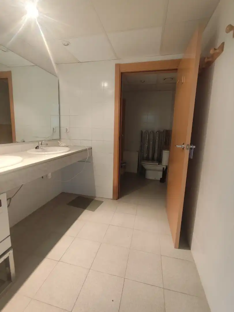 Badezimmer von Büro zur Miete in Sant Joan Despí mit Klimaanlage